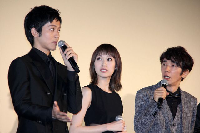 戸田恵梨香らがウソ合戦!?『エイプリルフールズ』初日舞台あいさつ