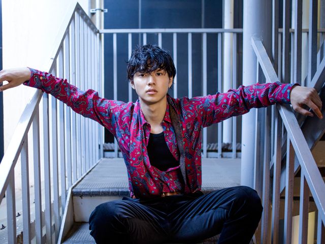 くしゃくしゃヘアーからの目力ヤバっ！【インタビューカット集】（3枚目）