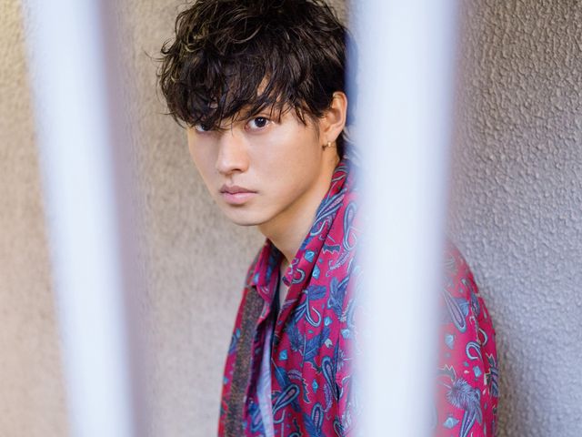 くしゃくしゃヘアーからの目力ヤバっ！【インタビューカット集】（4枚目）