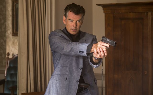 拳銃を持つ姿がかっこいい！ピアース・ブロスナン主演『スパイ・レジェンド』フォトギャラリー：フォトギャラリー