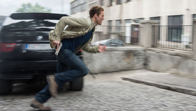 拳銃を持つ姿がかっこいい！ピアース・ブロスナン主演『スパイ・レジェンド』フォトギャラリー（4枚目）