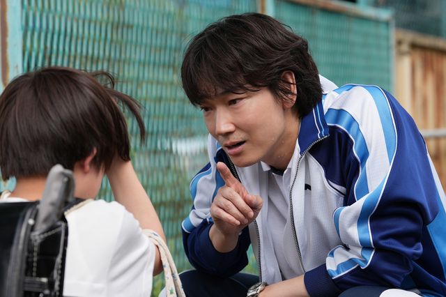映画『でっちあげ ~殺人教師と呼ばれた男』より教師の薮下(綾野剛)と、生徒の拓翔(三浦綺羅)