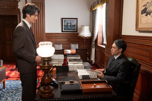 「笹竹」で笑顔を見せる多岐川（滝藤賢一）…「虎に翼」第24週「女三人あれば身代が潰れる？」第117回（4枚目）