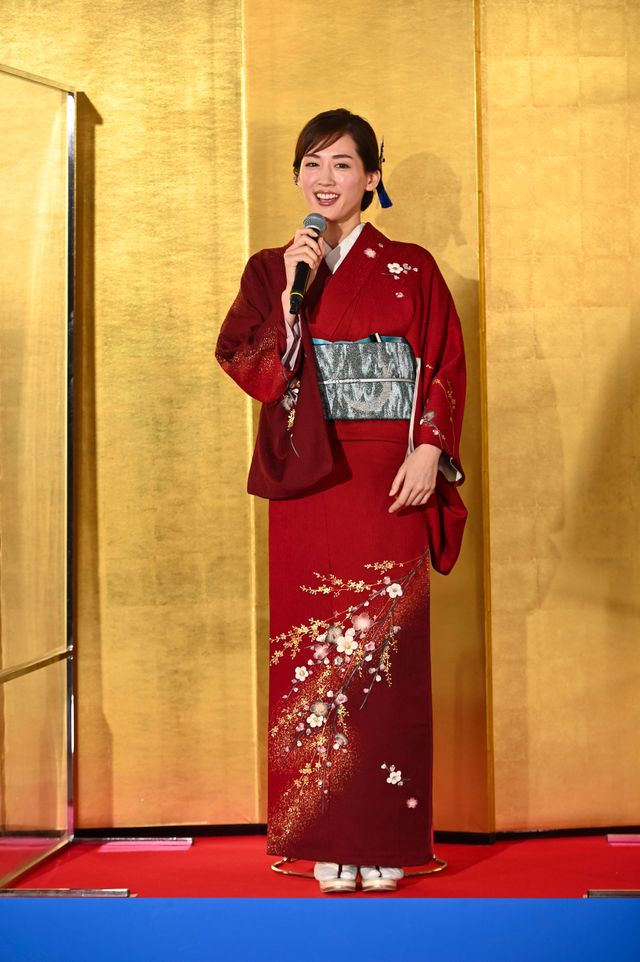 綾瀬はるか＆高橋一生、美しい和服で登場！阿佐ヶ谷神明宮で日曜劇場「天国と地獄」会見（6枚目）