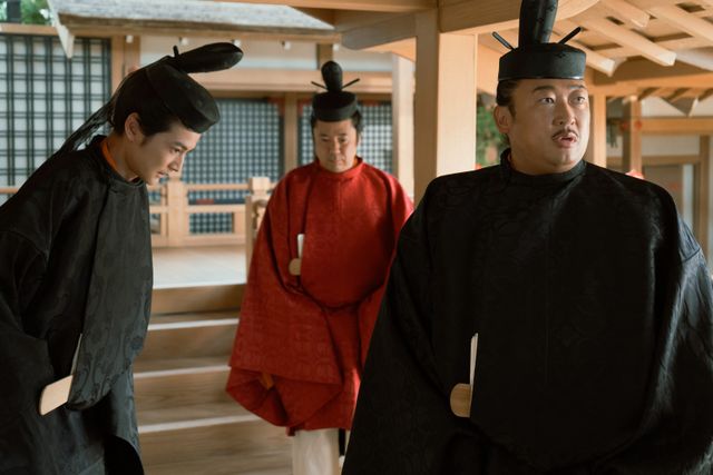 「癒やし」と話題！頼通（渡邊圭祐）＆実資（秋山竜次）　第38回「光る君へ」場面写真：フォトギャラリー