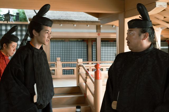 「癒やし」と話題！頼通（渡邊圭祐）＆実資（秋山竜次）　第38回「光る君へ」場面写真（2枚目）
