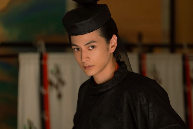 「癒やし」と話題！頼通（渡邊圭祐）＆実資（秋山竜次）　第38回「光る君へ」場面写真（3枚目）