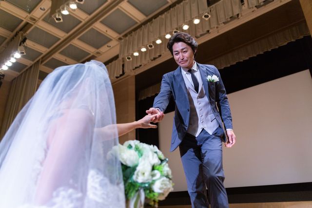 安田顕、『愛しのアイリーン』完成披露でバージンロード歩く：フォトギャラリー