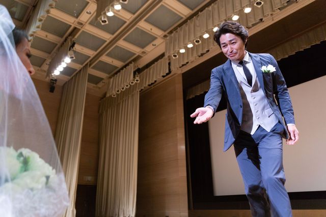 安田顕、『愛しのアイリーン』完成披露でバージンロード歩く（2枚目）