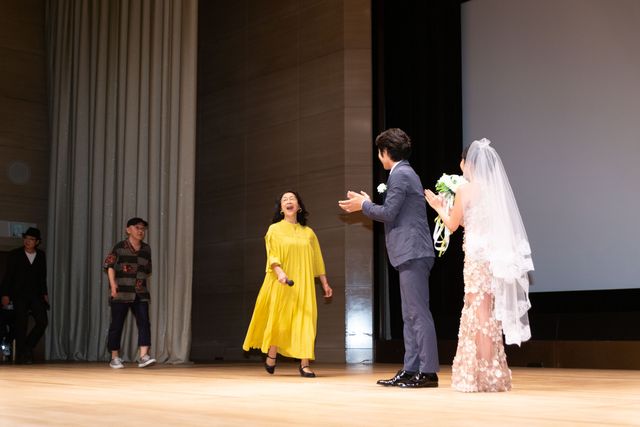 安田顕、『愛しのアイリーン』完成披露でバージンロード歩く（6枚目）