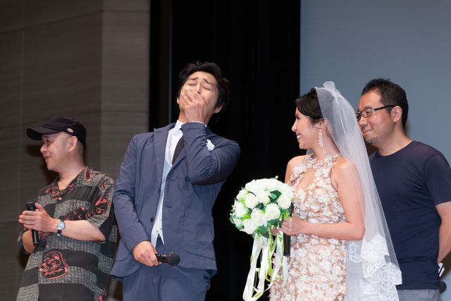 安田顕、『愛しのアイリーン』完成披露でバージンロード歩く（8枚目）