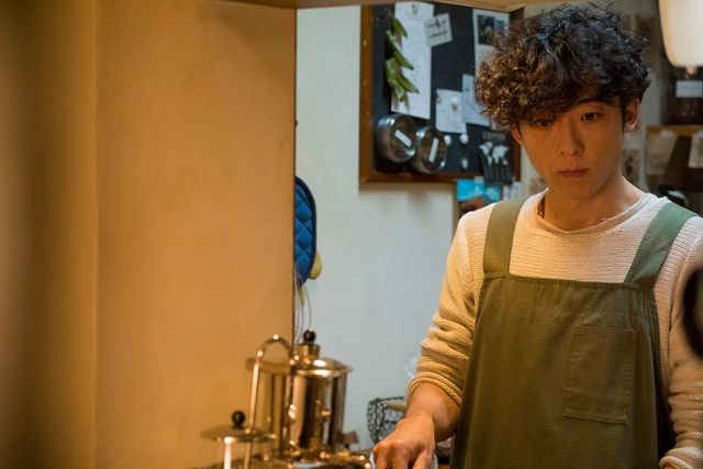 高橋一生のエプロン姿！『九月の恋と出会うまで』場面写真（5枚目）