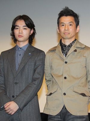 左から舞台あいさつに登壇した染谷将太、石井岳龍監督