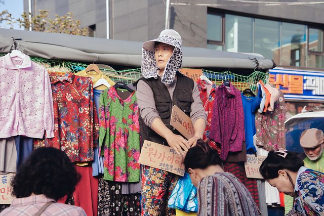 イ・ビョンホン、シン・ミナ、キム・ウビンら出演！「私たちのブルース」場面カット（2枚目）