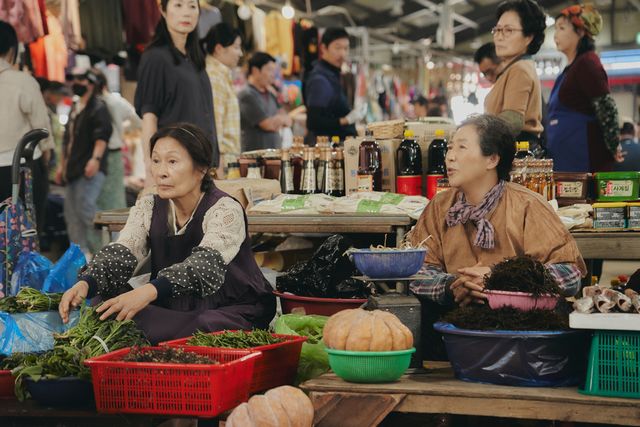 イ・ビョンホン、シン・ミナ、キム・ウビンら出演！「私たちのブルース」場面カット（9枚目）