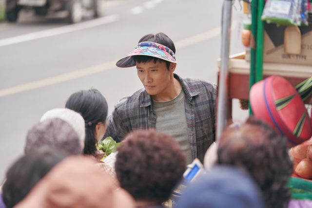 イ・ビョンホン、シン・ミナ、キム・ウビンら出演！「私たちのブルース」場面カット（11枚目）