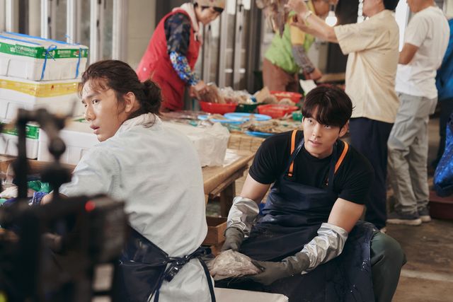 イ・ビョンホン、シン・ミナ、キム・ウビンら出演！「私たちのブルース」場面カット（12枚目）