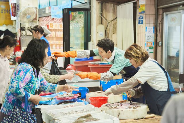 イ・ビョンホン、シン・ミナ、キム・ウビンら出演！「私たちのブルース」場面カット（13枚目）