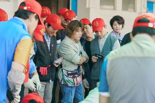 イ・ビョンホン、シン・ミナ、キム・ウビンら出演！「私たちのブルース」場面カット（14枚目）