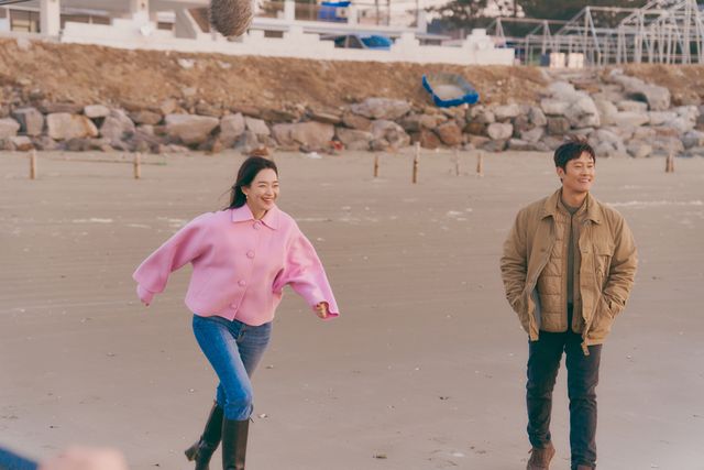 イ・ビョンホン、シン・ミナ、キム・ウビンら出演！「私たちのブルース」場面カット（18枚目）