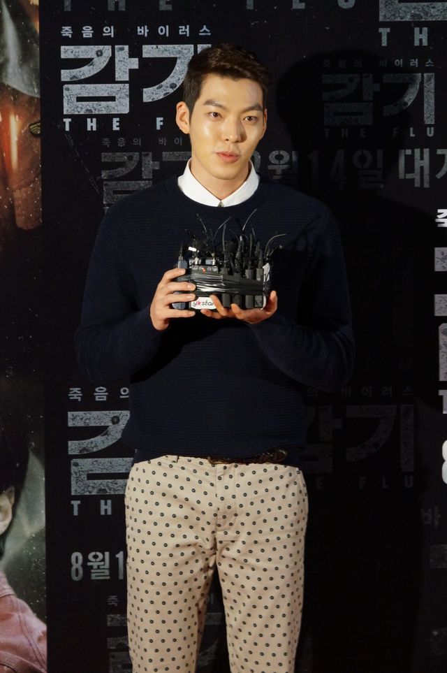 『風邪』VIP試写会、チソン、キム・ウビンら夏らしからぬ長袖姿で大歓声＜韓国JPICTURES＞：フォトギャラリー