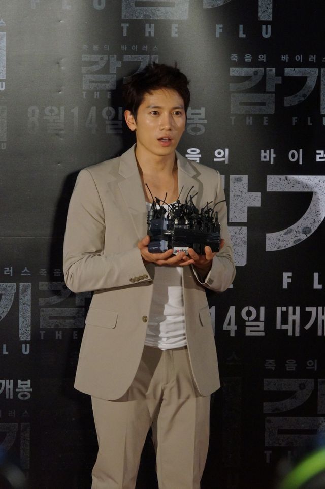 『風邪』VIP試写会、チソン、キム・ウビンら夏らしからぬ長袖姿で大歓声＜韓国JPICTURES＞（3枚目）