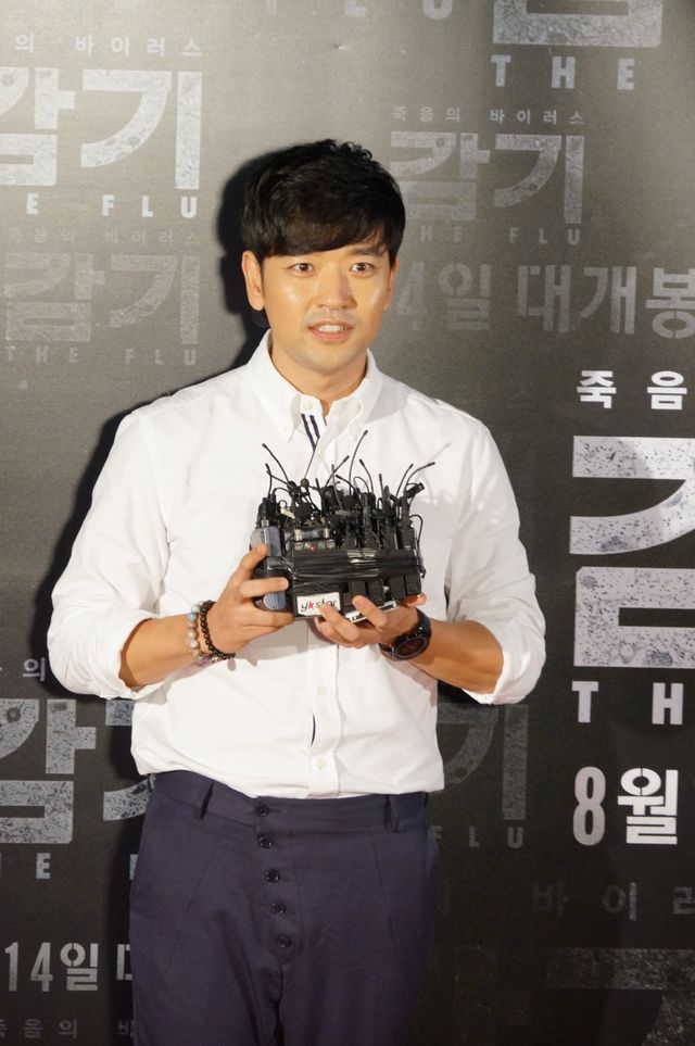 『風邪』VIP試写会、チソン、キム・ウビンら夏らしからぬ長袖姿で大歓声＜韓国JPICTURES＞（5枚目）