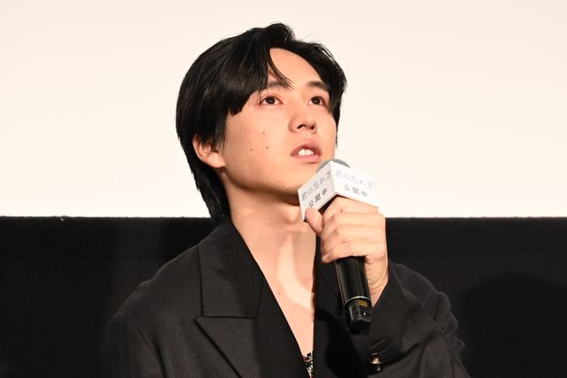 南果歩から主演・坂東龍汰へサプライズ！映画『君の忘れ方』公開記念舞台あいさつ（2枚目）