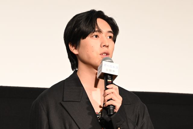 南果歩から主演・坂東龍汰へサプライズ！映画『君の忘れ方』公開記念舞台あいさつ（4枚目）