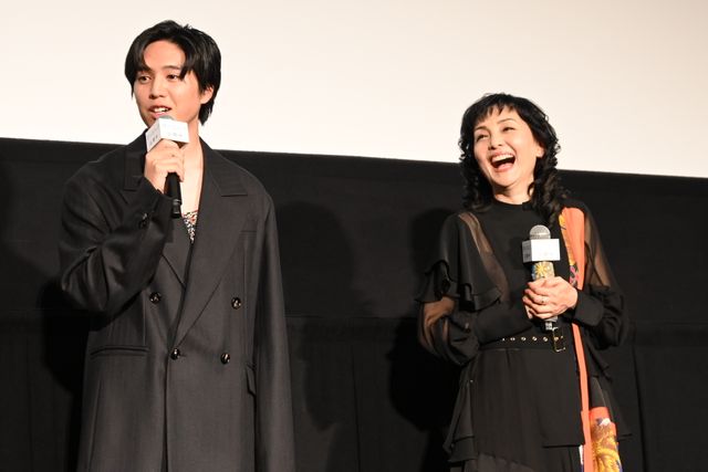 南果歩から主演・坂東龍汰へサプライズ！映画『君の忘れ方』公開記念舞台あいさつ（14枚目）
