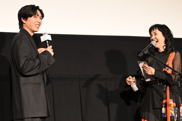 南果歩から主演・坂東龍汰へサプライズ！映画『君の忘れ方』公開記念舞台あいさつ（16枚目）