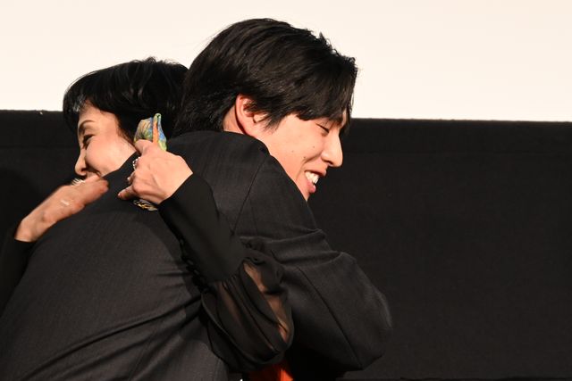 南果歩から主演・坂東龍汰へサプライズ！映画『君の忘れ方』公開記念舞台あいさつ（17枚目）