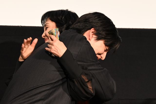 南果歩から主演・坂東龍汰へサプライズ！映画『君の忘れ方』公開記念舞台あいさつ（18枚目）