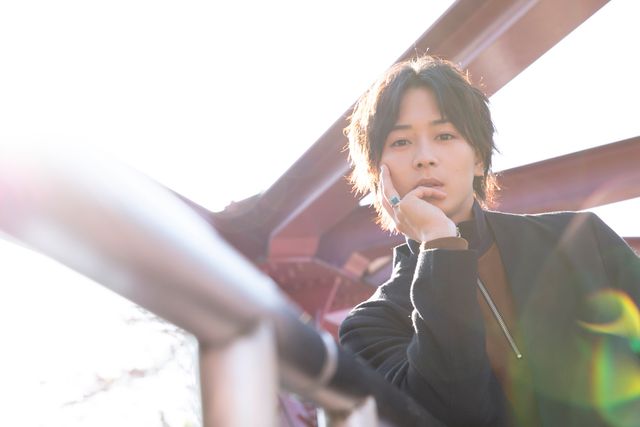 猪野広樹、ウサギを見つめる姿が可愛すぎ！「猪野広樹カレンダー2020.04-2021.03」先行カット（2枚目）