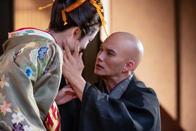 瀬川（小芝風花）と鳥山検校（市原隼人）