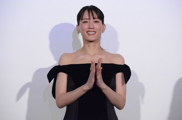 綾瀬はるか、肩出し黒ドレスで登壇！大悟（千鳥）が再びエスコート『箱の中の羊』初日舞台挨拶（7枚目）
