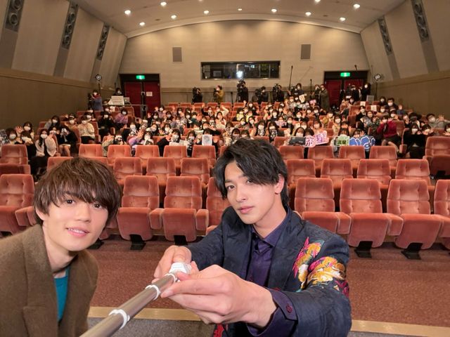 横浜流星＆佐野勇斗がセルフィー！『嘘喰い』学生限定試写会サプライズイベント（3枚目）