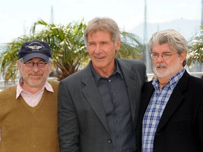 映画『インディ・ジョーンズ』シリーズを作るのはこの3人！　左から-スティーヴン・スピルバーグ、ハリソン・フォード、ジョージ・ルーカス