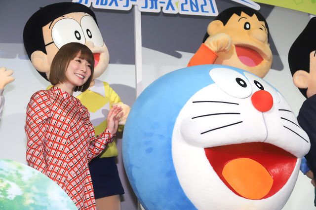 松岡茉優らドラえもんたちに囲まれ笑顔！『映画ドラえもん　のび太の宇宙小戦争（リトルスターウォーズ）2021』公開記念舞台あいさつ（2枚目）