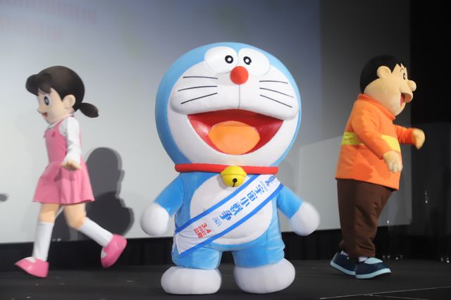 松岡茉優らドラえもんたちに囲まれ笑顔！『映画ドラえもん　のび太の宇宙小戦争（リトルスターウォーズ）2021』公開記念舞台あいさつ（8枚目）