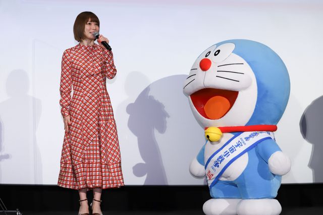 松岡茉優らドラえもんたちに囲まれ笑顔！『映画ドラえもん　のび太の宇宙小戦争（リトルスターウォーズ）2021』公開記念舞台あいさつ（12枚目）