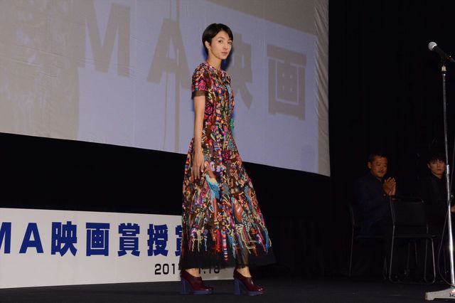 土屋太鳳、受賞に涙……心をえぐられ「いつの間にかデコボコな心になってしまった」　画像ギャラリー：フォトギャラリー