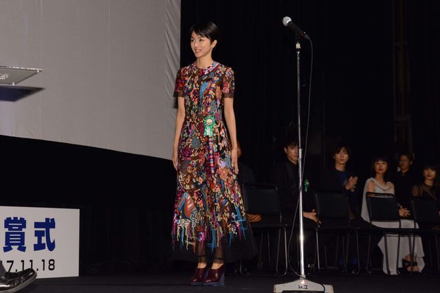 土屋太鳳、受賞に涙……心をえぐられ「いつの間にかデコボコな心になってしまった」　画像ギャラリー（4枚目）