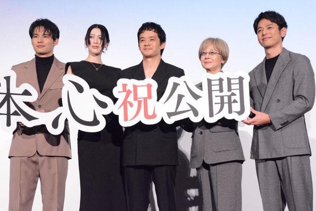 三吉彩花の美しすぎる黒ドレス姿！池松壮亮、水上恒司らと『本心』公開記念舞台挨拶：フォトギャラリー