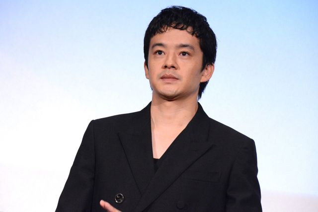 三吉彩花の美しすぎる黒ドレス姿！池松壮亮、水上恒司らと『本心』公開記念舞台挨拶（2枚目）