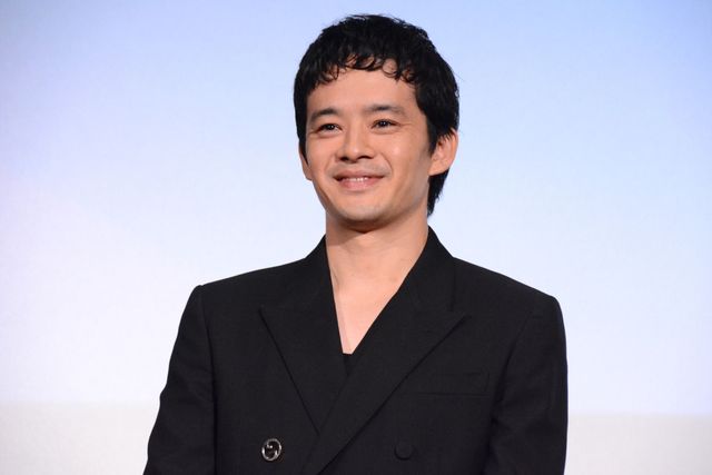 三吉彩花の美しすぎる黒ドレス姿！池松壮亮、水上恒司らと『本心』公開記念舞台挨拶（3枚目）