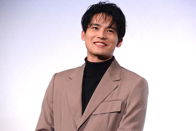 三吉彩花の美しすぎる黒ドレス姿！池松壮亮、水上恒司らと『本心』公開記念舞台挨拶（4枚目）