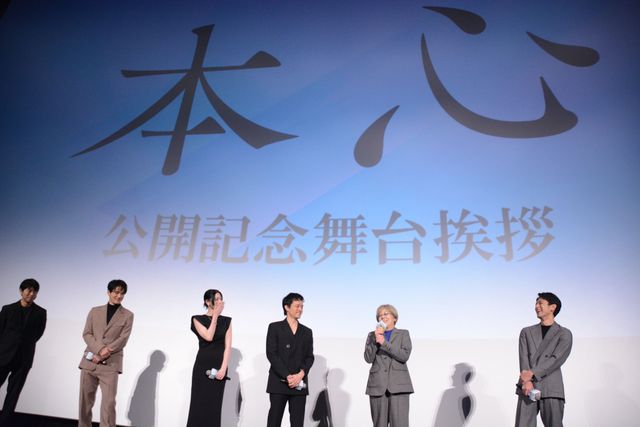 三吉彩花の美しすぎる黒ドレス姿！池松壮亮、水上恒司らと『本心』公開記念舞台挨拶（6枚目）