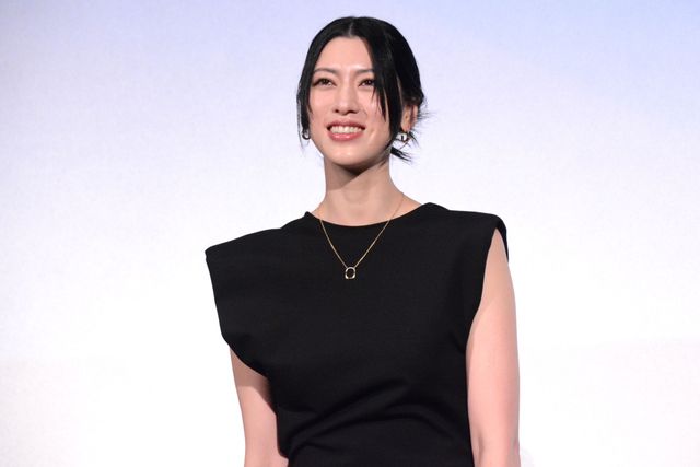 三吉彩花の美しすぎる黒ドレス姿！池松壮亮、水上恒司らと『本心』公開記念舞台挨拶（8枚目）