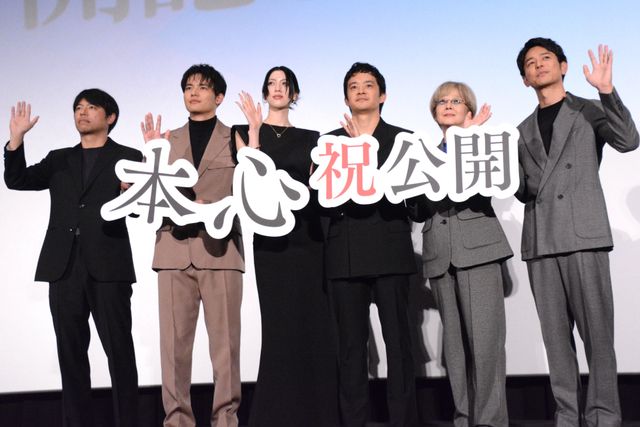 三吉彩花の美しすぎる黒ドレス姿！池松壮亮、水上恒司らと『本心』公開記念舞台挨拶（10枚目）